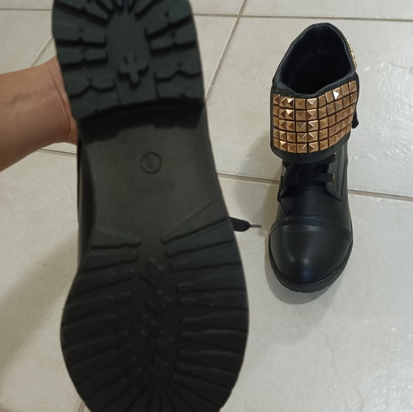 Boots - Picture 2 of 5